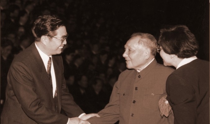 Cái bắt tay giữa hai thế hệ: ông Đặng Tiểu Bình và ông Hồ Cẩm Đào. (Ảnh: Internet)