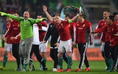Các cầu thủ Hungary vui mừng trận thắng lịch sử