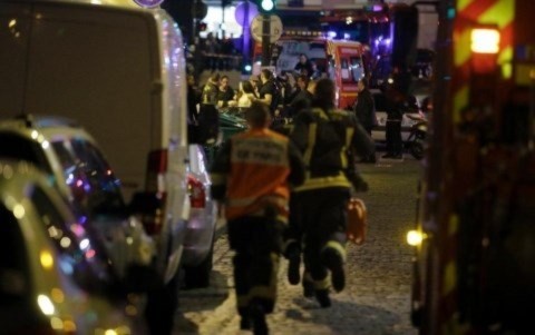 Các nhân viên cứu hộ có mặt bên ngoài Nhà hát Bataclan. Ảnh AFP