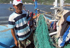 Ngư dân Đào Ngọc Đức chỉ những tấm lưới bị phá nát.
Photo courtesy of songmoi.vn