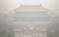 Tử Cấm Thành mờ ảo trong khói bụi. Đại sứ quán Mỹ ở Bắc Kinh ngày 28/11 báo cáo mức nhiễm độc không khí qua chỉ số PM2.5 đã lên tới 391 microgram vào trưa 28/11, gấp hơn chục lần so với ngưỡng an toàn tối đa là 25 microgram theo quy định của Tổ chức Y tế Thế giới WHO. (AP)