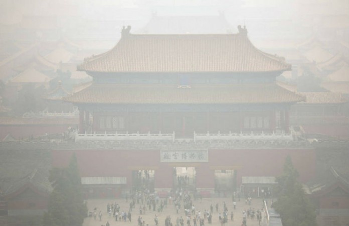 Tử Cấm Thành mờ ảo trong khói bụi. Đại sứ quán Mỹ ở Bắc Kinh ngày 28/11 báo cáo mức nhiễm độc không khí qua chỉ số PM2.5 đã lên tới 391 microgram vào trưa 28/11, gấp hơn chục lần so với ngưỡng an toàn tối đa là 25 microgram theo quy định của Tổ chức Y tế Thế giới WHO. (AP)