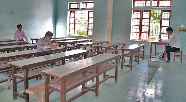 Thí sinh duy nhất thi Môn Sử tại điểm thi Trường THPT Yên Thành 2. Sáng 4/7/2015 vẫn có 66 cán bộ nhân viên phục vụ duy nhất 1 thí sinh, gồm 48 cán bộ coi thi, 12 nhân viên bảo vệ và 6 cán bộ phục vụ thi. Photo: TT đăng trên doisongphapluat.com
