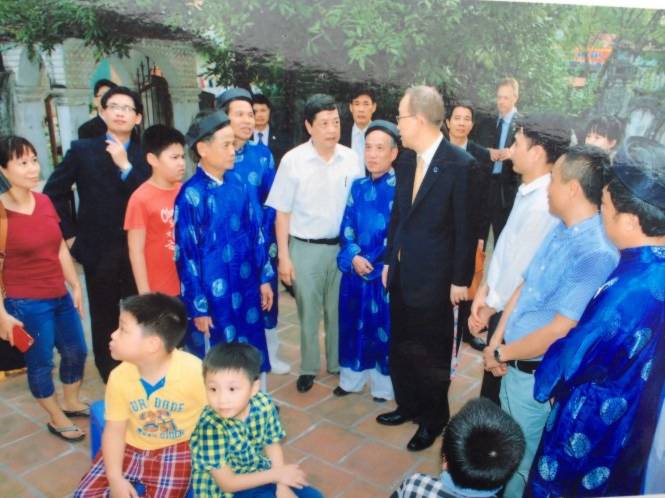Ông Ban Ki Moon tới thăm, dâng hương và viết bút tích tại nhà thờ họ Phan Huy tại Sài Sơn (Hà Nội).