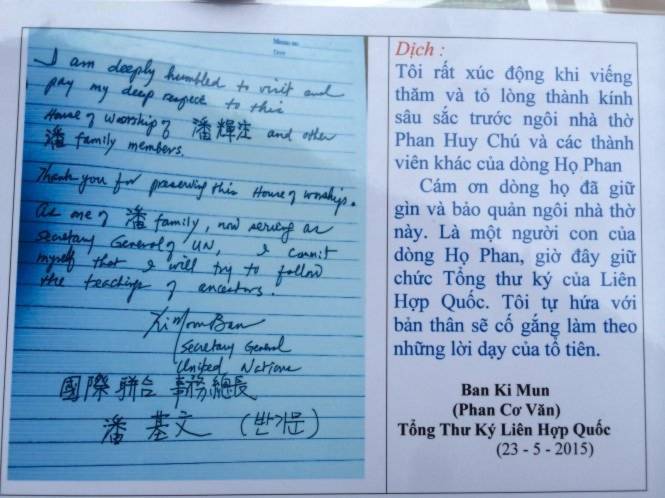 Bút tích của ông Ban Ki Moon lưu lại và dòng dịch bên cạnh hiện đang được lưu giữ tại nhà thờ của họ Phan Huy