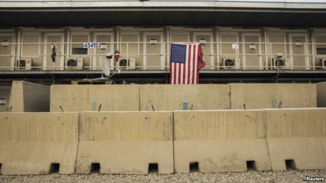 Cờ Mỹ được treo bên ngoài một đơn vị nhà ở bên ngoài căn cứ không quân Bagram ở tỉnh Parwan, Afghanistan, ngày 2/1/2015.