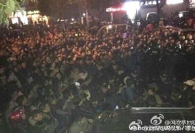 Hàng ngàn người dân tại khu kinh tế Bàn Long Thành, quận Hoàng Bi, thành phố Vũ Hán, tình Hồ Bắc bắt đầu biểu tình và chặn đường giao thông từ ngày 6/12. Họ kháng nghị không cho xây dựng Trạm trung chuyển chất thải rắn tại địa phương. (Ảnh: Internet)