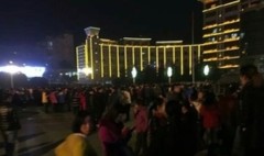 Ngày 28/12, tại Nhân Hoài - Quý Châu xảy ra cuộc biểu tình của hơn 6 ngàn giáo viên vì lý do tiền thưởng thành tích năm 2014 và 2015 bị chính quyền ăn bớt. (Ảnh: Internet)
