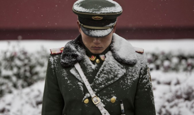 1 cảnh sát Trung Quốc bên ngoài Thiên An Môn (Ảnh: Kevin Frayer/Getty Images)