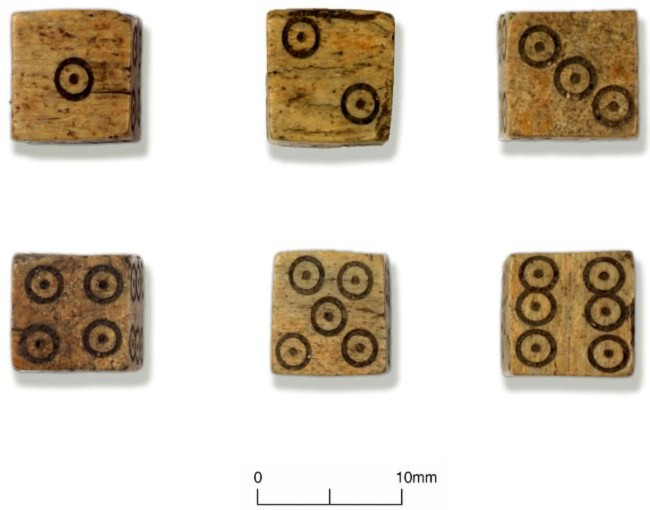 Bộ xúc xắc bằng xương tìm thấy ở khu vực khai quật.