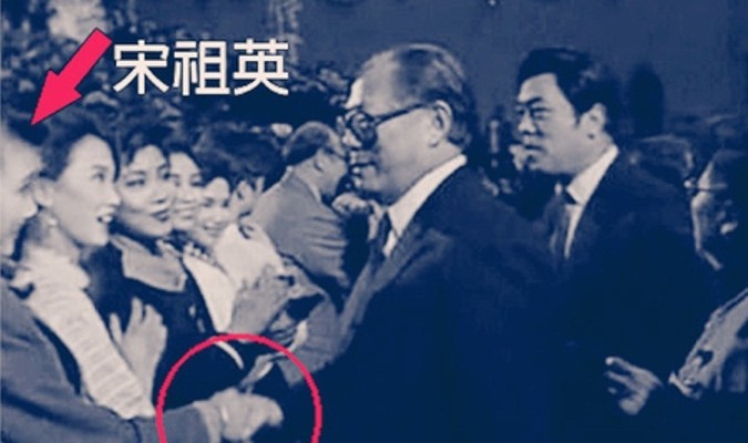 Sau khi bà Tống Tổ Anh trở thành tình nhân của ông Giang Trạch Dân, không chỉ có khả năng “hô mưa gọi gió” trong giới giải trí của Trung Quốc Đại Lục mà còn được xem như là “Ủy viên Thường vụ Bộ Chính trị” của ĐCSTQ. (Ảnh: Internet)
