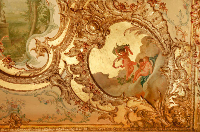 Những họa tiết trang trí cầu kì trên trần của lâu đài