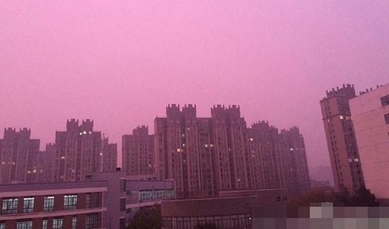 Bầu trời Nam Kinh biến thành màu tím. Ảnh KTĐT