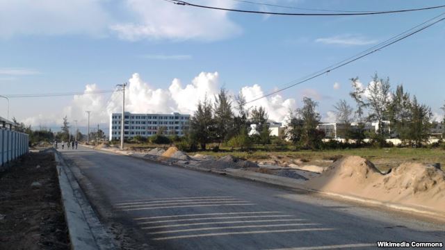 Một con đường tại Quận Ngũ Hành Sơn. Bí thư Quận ủy quận Ngũ Hành Sơn cho biết đã phát hiện 71 cá nhân là người Việt đứng tên mua 137 lô đất trên địa bàn quận này cho người Trung Quốc.