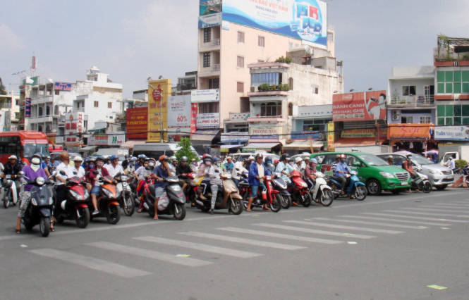 12g trưa 12-12, khu vực ngã tư Hàng Xanh nắng chang chang, các hàng xe vẫn đậu xe ngay ngắn ngay vạch đèn đỏ - Ảnh: M.C