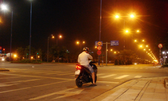 Đại lộ Mai Chí Thọ (Q. 2, TP.HCM) lúc 23g đêm hoàn toàn không có xe qua lại, một bạn trẻ bảng số F (Q. 3, TP.HCM) vẫn đứng chờ đèn đỏ rất nghiêm túc, ngay vạch - Ảnh: M.C