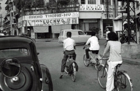 Ngã tư Đinh Tiên Hoàng - Phan Thanh Giản (nay là Điện Biên Phủ) nhưng năm 60 thế kỷ trước, dù đường vắng, không có vạch chờ đèn đỏ nhưng xe cộ dừng đèn đỏ rất đàng hoàng - Ảnh tư liệu