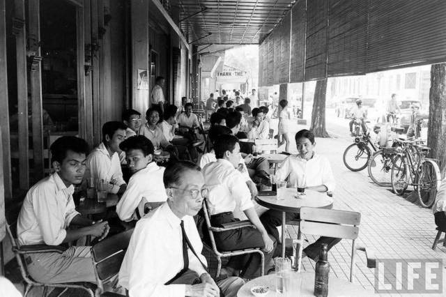 Một quán cà phê trên đại lộ Lê Lợi năm 1961- Ảnh: LIFE