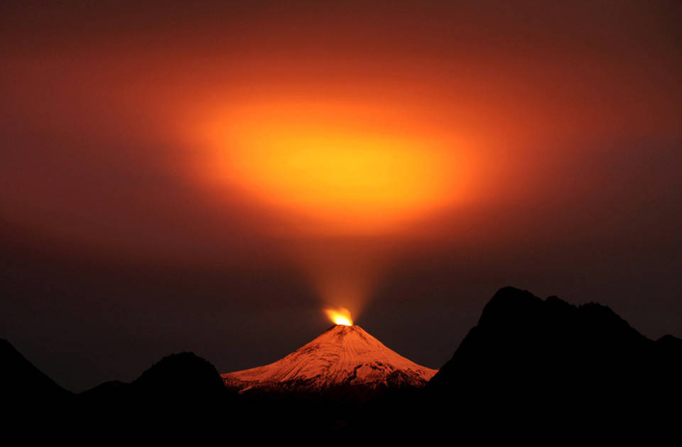 Núi lửa Villarrica nhìn vào ban đêm ở Pucón, Chile, ngày 10 tháng 05 năm 2015.