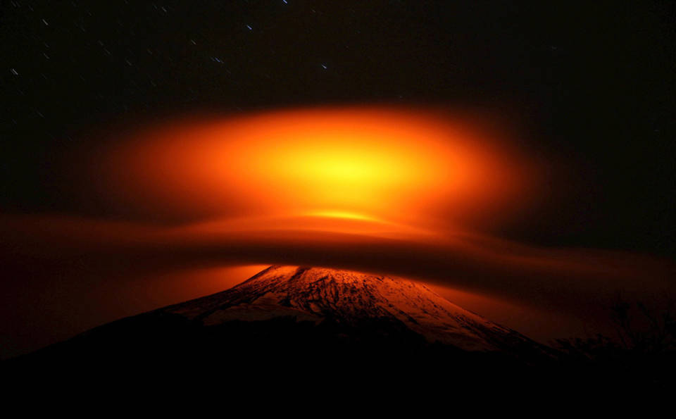 Núi lửa Villarrica, che phủ bởi mây gần Pucón, Chile, ngày 19 tháng 05 năm 2015