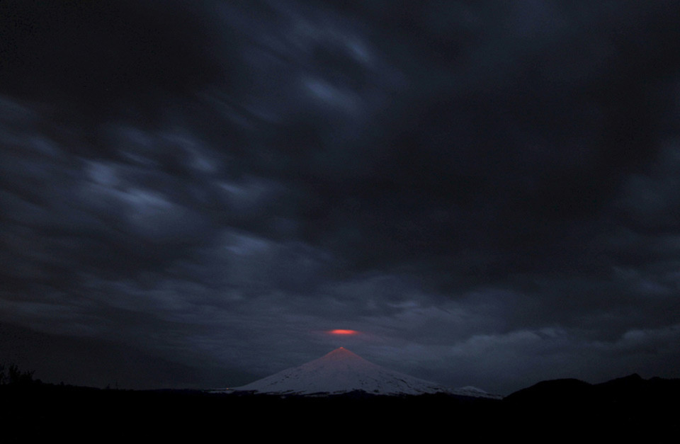 Bầu trời u ám che phủ núi lửa Villarria , Pucon, Chile, ngày 25 tháng 07 năm 2015