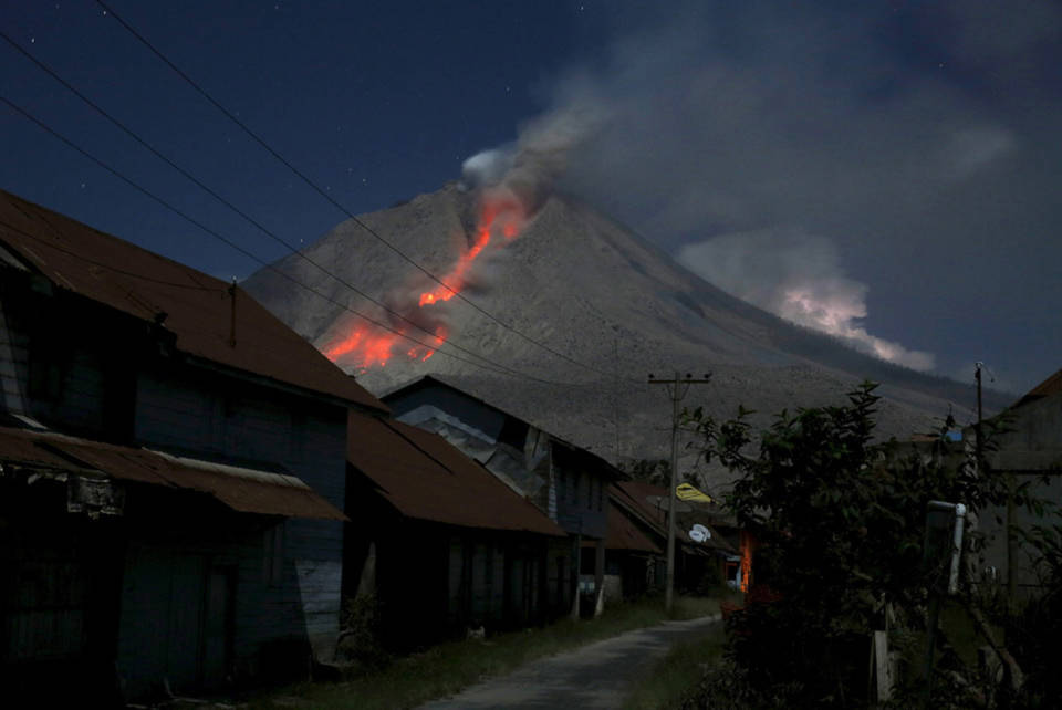 Tro phun ra từ núi Sinabung trong một vụ phun trào nhìn từ làng Beras Tepu, tỉnh Bắc Sumatra, Indonesia , ngày 29 tháng 05 năm 2015.