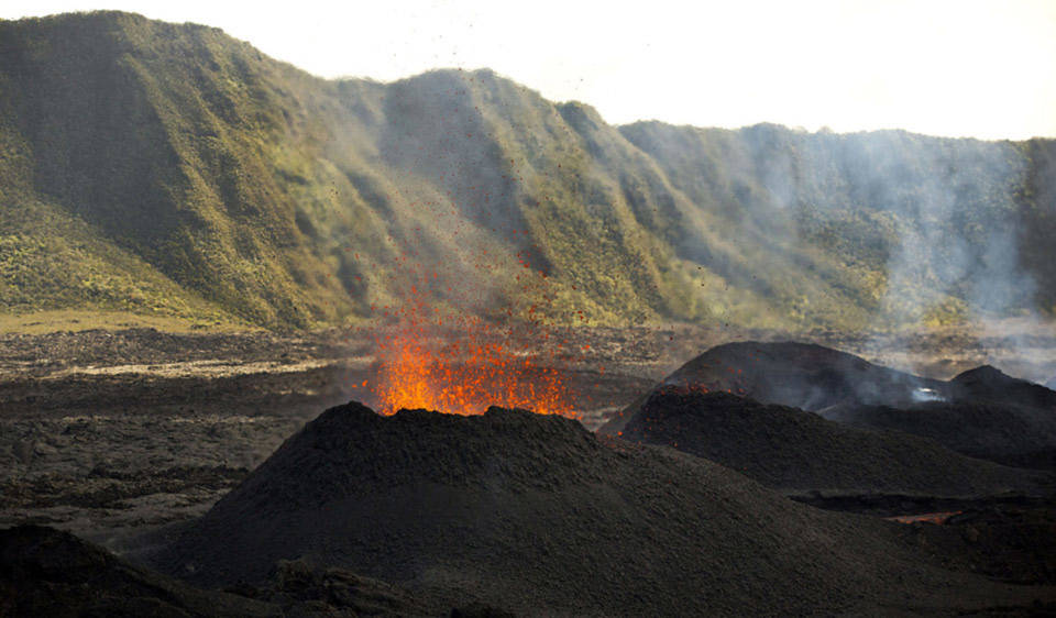  Dung nham phun ra từ núi lửa Piton de la Fournaise "Peak of Furnace", ở góc đông nam của đảo ở Ấn Độ Dương, Réunion vào ngày 01 tháng 08 năm 2015.