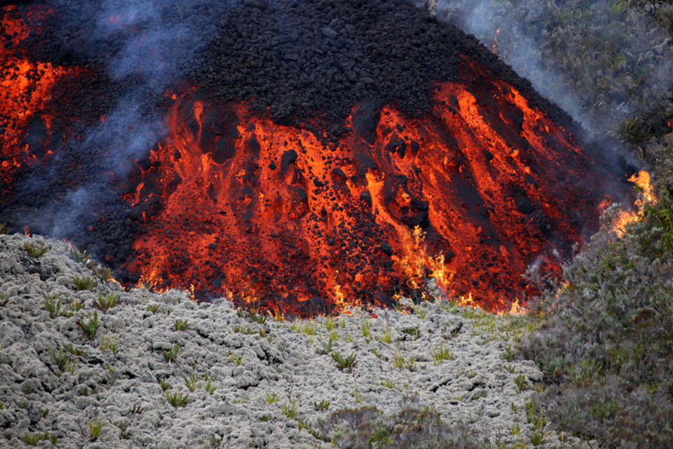 Dung nham chảy ra từ núi lửa Piton de la Fournaise ngày 31 Tháng 7 2015