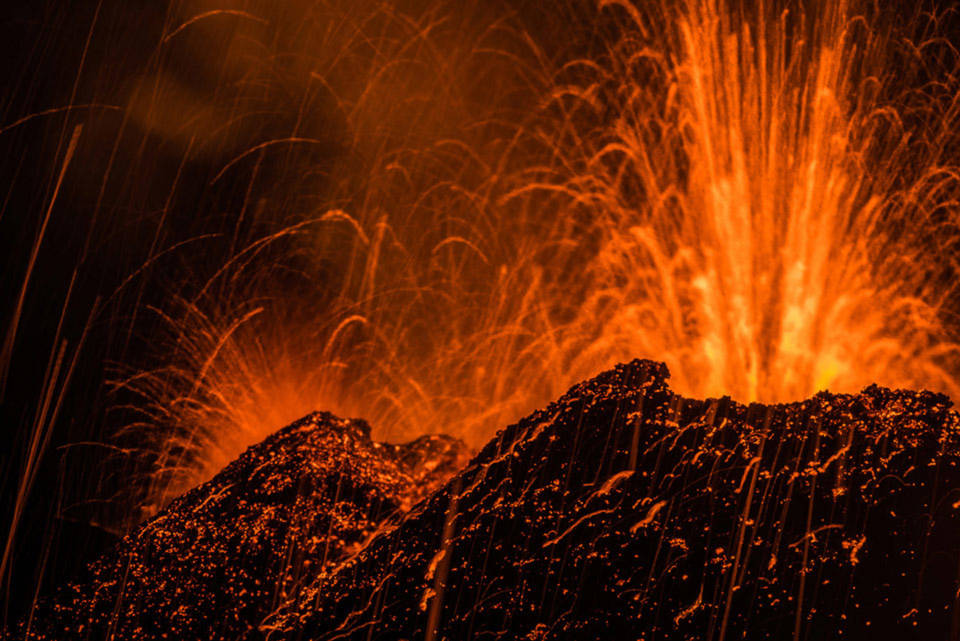  Dung nham phun ra từ núi Piton de la Fournaise, một trong những núi lửa hoạt động mạnh nhất thế giới, vào ngày 31 tháng 07 năm 2015.
