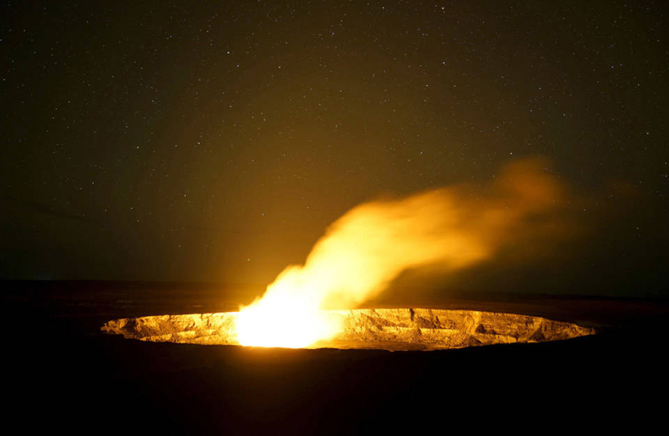  Khói bốc lên từ núi lửa Kilauea vào ban đêm trong Công Viên Núi Lửa Quốc Gia Hawai'i, Hawaii, ngày 04 tháng 11 năm 2015.