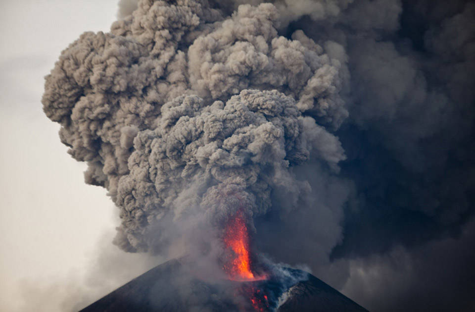  Khói bốc lên từ núi lửa Kilauea vào ban đêm trong Công Viên Núi Lửa Quốc Gia Hawai'i, Hawaii, ngày 04 tháng 11 năm 2015.