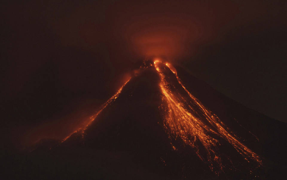  Dung nham chảy xuốn từ núi lửa Colima, còn được gọi là Volcano of Fire, gần thị trấn Comala, Mexico, vào ngày 10 tháng 07 năm 2015.