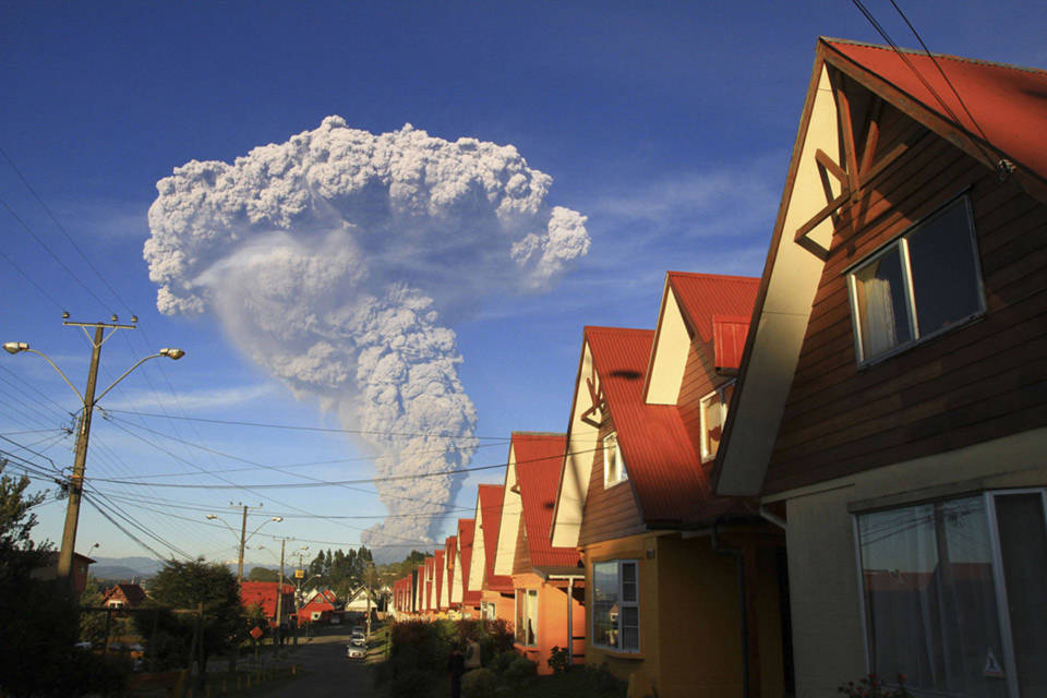 Ảnh chụp cảnh núi lửa Calbuco phun trào từ Puerto Varas, Chile, vào ngày 22 tháng 04 năm 2015.