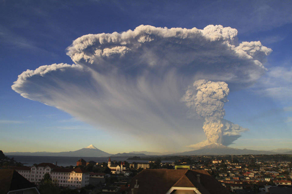  Núi lửa Calbuco phun trào gần Puerto Varas, Chile, vào ngày 22 tháng 04 năm 2015.