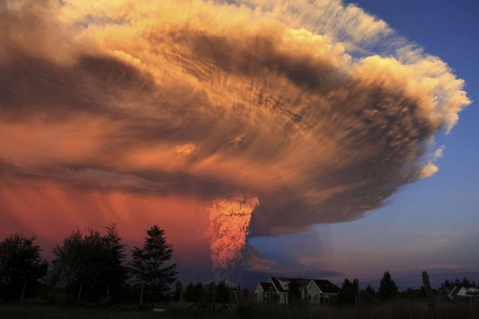  Núi lửa Calbuco phun trào gần Puerto Varas, Chile, vào ngày 22 tháng 04 năm 2015.