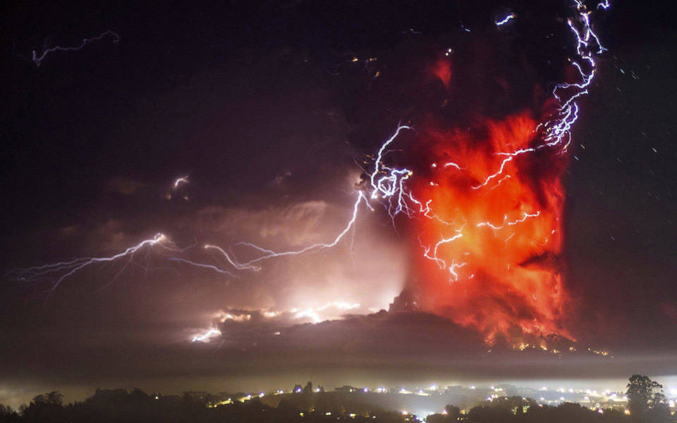 Đám sét trong cột tro núi lửa phun trào của núi lửa Calbuco gần Puerto Varas, Chile, vào ngày 23 tháng 04 năm 2015.