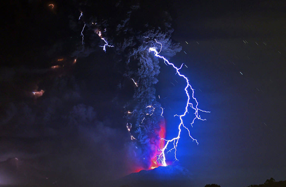 Sét núi lửa phía trên núi Calbuco đang phùn trào, ngày 23 tháng 04 năm 2015, nhìn từ Frutillar, Chile.