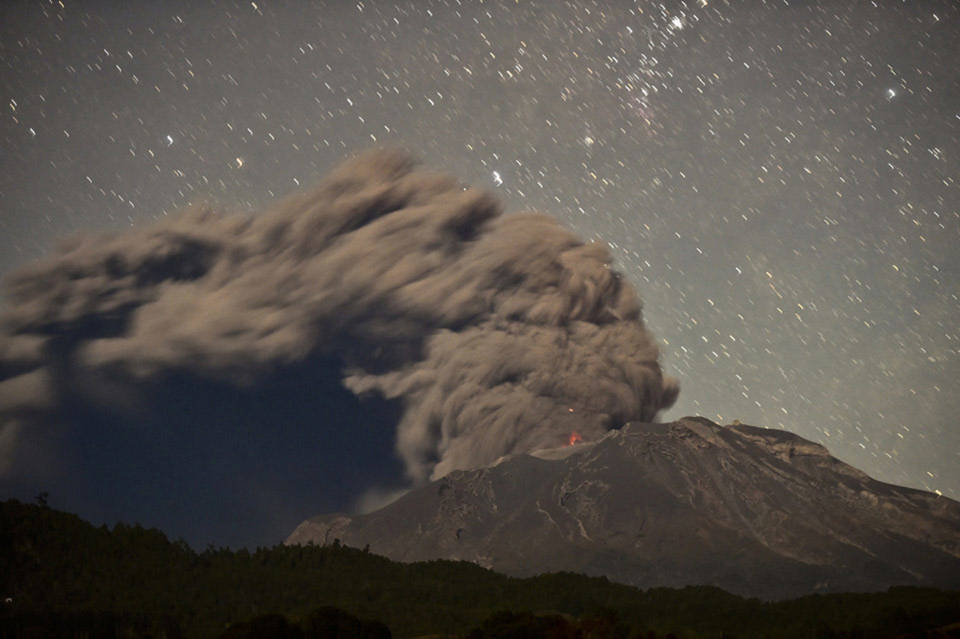  Núi lửa Calbuco vào ban đêm, Puerto Varas, Chile, ngày 24 tháng 04 năm 2015.