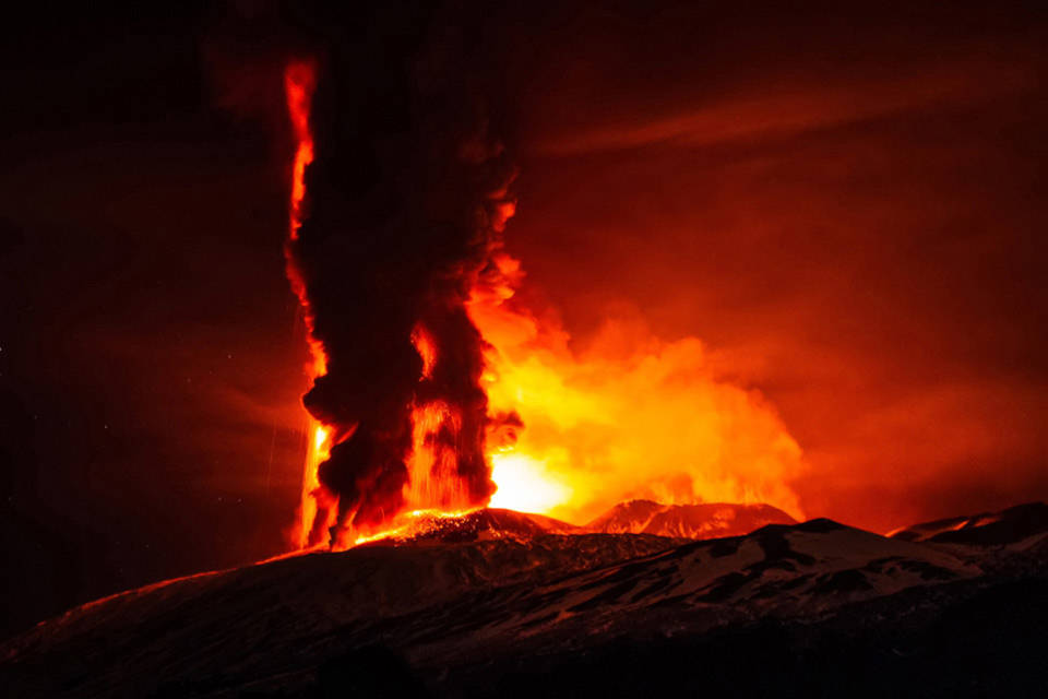 Bầu trời ban đêm như được thắp sáng lên tại Sicily khi các vụ nổ và tro bốc lên từ miệng Voragine của núi lửa Etna vảo ngày 03 tháng 12 năm 2015