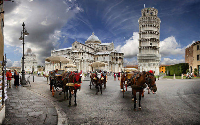  Tháp nằm trong quần thể Campo dei Miracoli bao gồm thánh đường Duomo, tháp chuông Campanile, phòng rửa tội và nghĩa trang Camposanto.