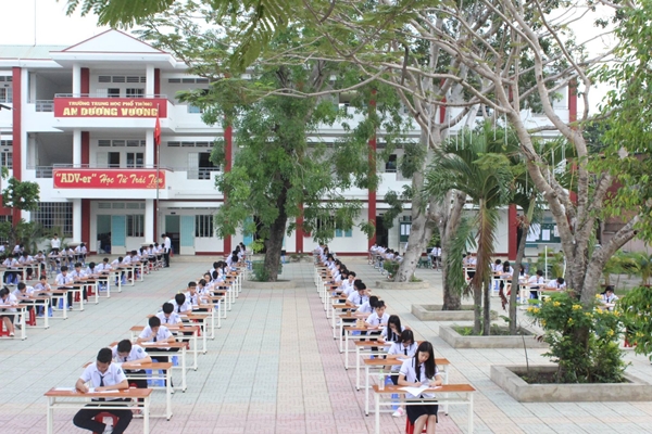 Thi giữa sân trường