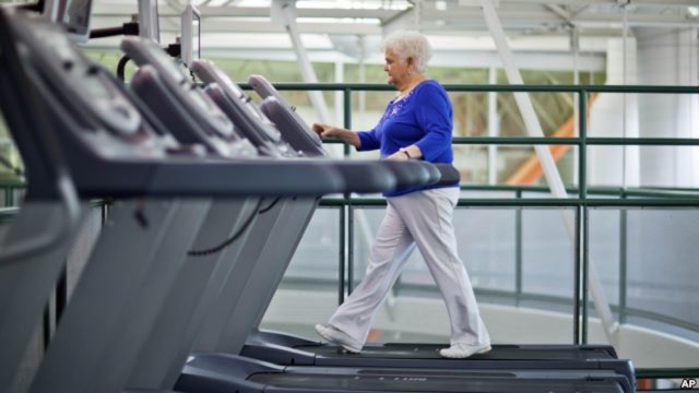 Một người phụ nữ mắc bệnh tiểu đường đi bộ trên máy trong một phần của chương trình tập thể dục giúp kiểm soát bệnh.