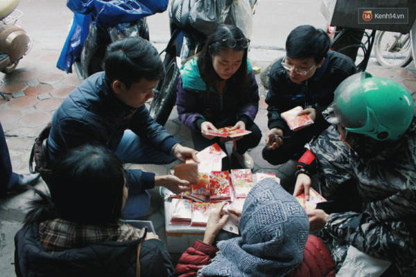 Hình ảnh cụ bà ngồi vỉa hè Hà Nội bán bao lì xì giữa trời giá rét khiến nhiều người cảm động - Ảnh 3. Hình ảnh cụ bà ngồi vỉa hè Hà Nội bán bao lì xì giữa trời giá rét khiến nhiều người cảm động - Ảnh 3.