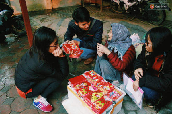 Hình ảnh cụ bà ngồi vỉa hè Hà Nội bán bao lì xì giữa trời giá rét khiến nhiều người cảm động - Ảnh 4. Hình ảnh cụ bà ngồi vỉa hè Hà Nội bán bao lì xì giữa trời giá rét khiến nhiều người cảm động - Ảnh 4.