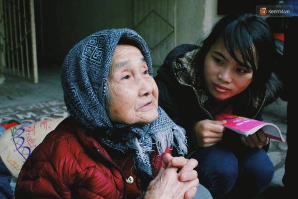 Hình ảnh cụ bà ngồi vỉa hè Hà Nội bán bao lì xì giữa trời giá rét khiến nhiều người cảm động - Ảnh 5. Hình ảnh cụ bà ngồi vỉa hè Hà Nội bán bao lì xì giữa trời giá rét khiến nhiều người cảm động - Ảnh 5.