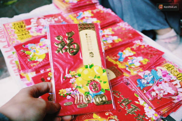 Hình ảnh cụ bà ngồi vỉa hè Hà Nội bán bao lì xì giữa trời giá rét khiến nhiều người cảm động - Ảnh 6. Hình ảnh cụ bà ngồi vỉa hè Hà Nội bán bao lì xì giữa trời giá rét khiến nhiều người cảm động - Ảnh 6.