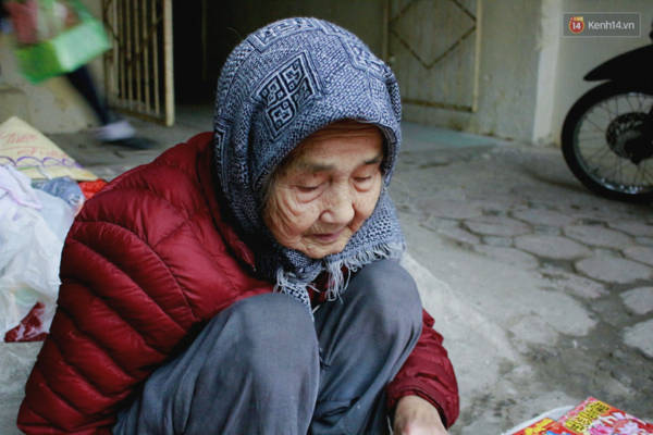 Hình ảnh cụ bà ngồi vỉa hè Hà Nội bán bao lì xì giữa trời giá rét khiến nhiều người cảm động - Ảnh 9. Hình ảnh cụ bà ngồi vỉa hè Hà Nội bán bao lì xì giữa trời giá rét khiến nhiều người cảm động - Ảnh 9.