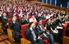 Các đại biểu biểu quyết tại Đại hội XII - Ảnh: TTXVN