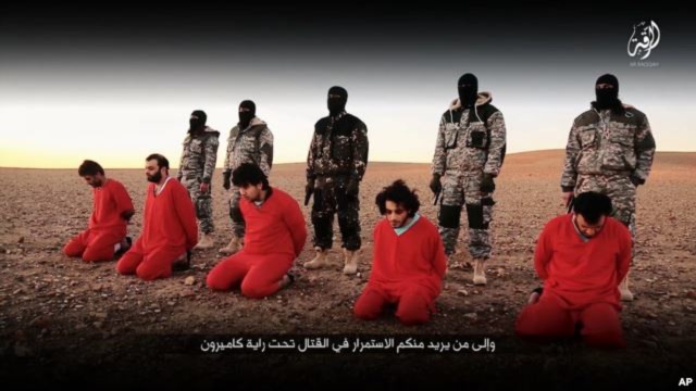 Hình ảnh từ video đăng tải ngày 3 tháng 1 năm 2016 cho thấy Nhà nước Hồi giáo hành quyết năm người đàn ông được nói là làm gián điệp cho Anh ở Syria. 