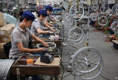 Công nhân sản xuất trong một nhà máy ở Trung Quốc (Ảnh: Getty Images)